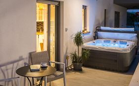 Studio And Hot Tub